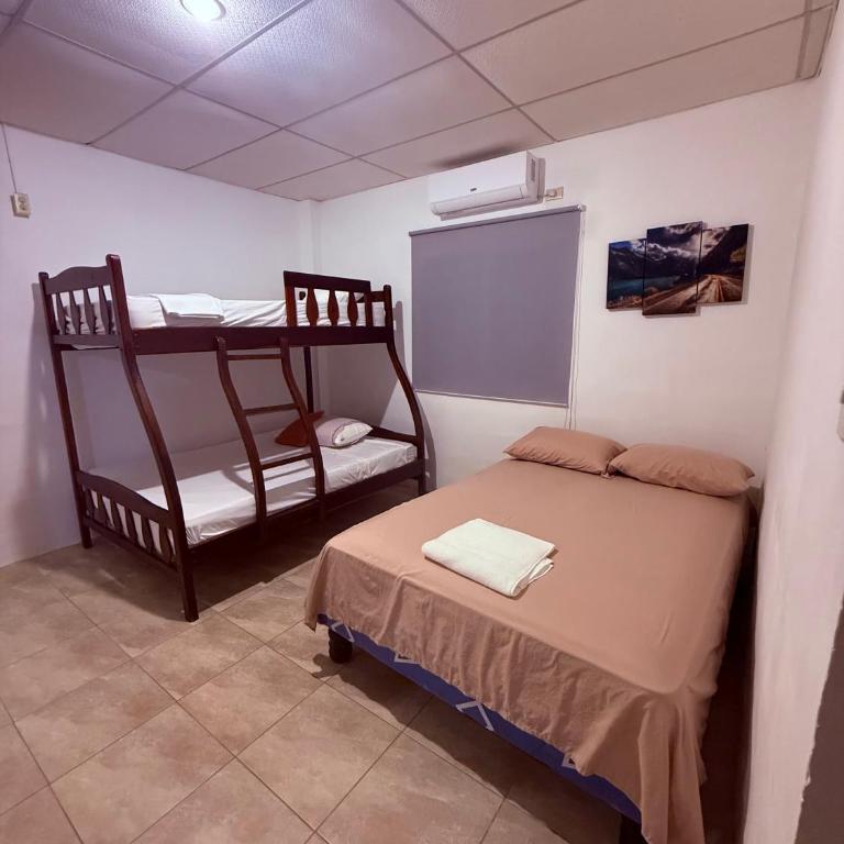 Casa principal en Salinas - Family Room with Bathroom - 6