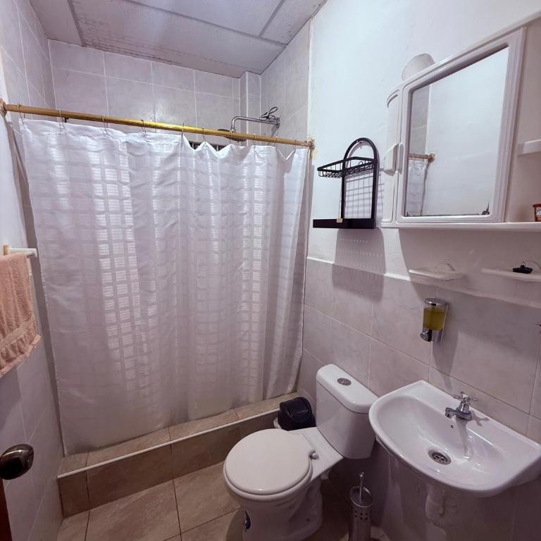 Casa principal en Salinas - Family Room with Bathroom - 2