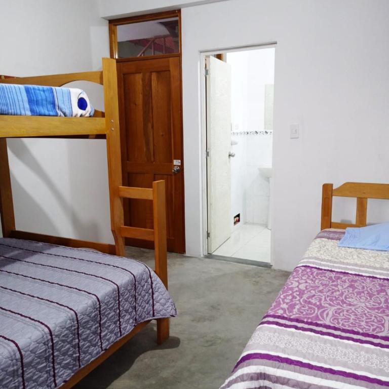 Hospedaje Casablanca - Habitación Familiar con baño privado - 2