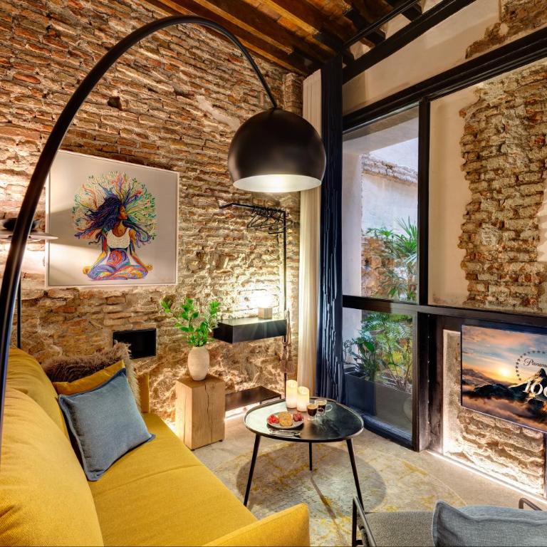 Coeo Despertar Signature Apartments - Zen Suite, Patio with Water & Art - 1