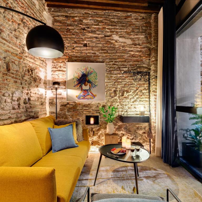Coeo Despertar Signature Apartments - Zen Suite, Patio with Water & Art - 5