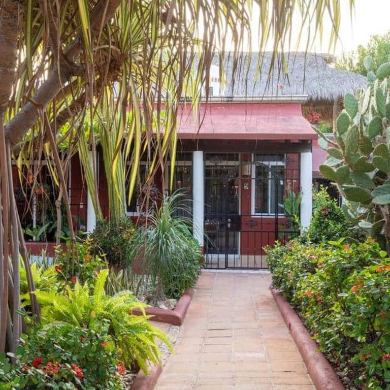 Hidden Gem! Charming 2 Bedroom Vacation Home! - Casa de 2 dormitorios - 1