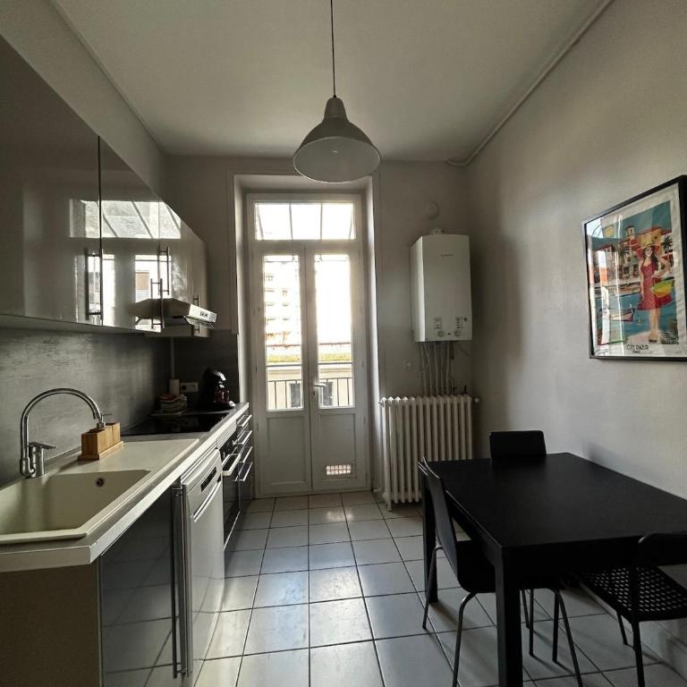 Appartement de charme en plein centre ville avec spacieux garage privé - Appartement 3 Chambres - 8