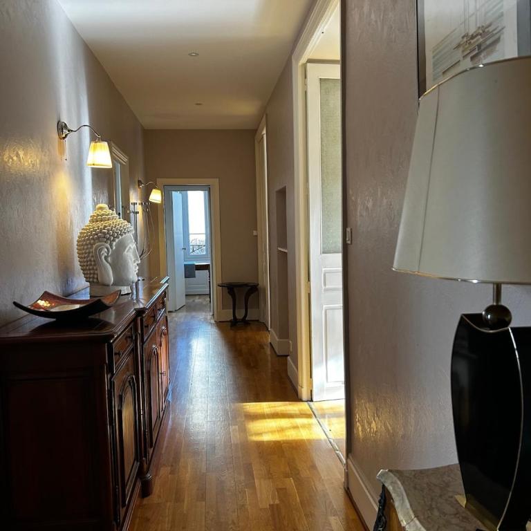 Appartement de charme en plein centre ville avec spacieux garage privé - Appartement 3 Chambres - 12