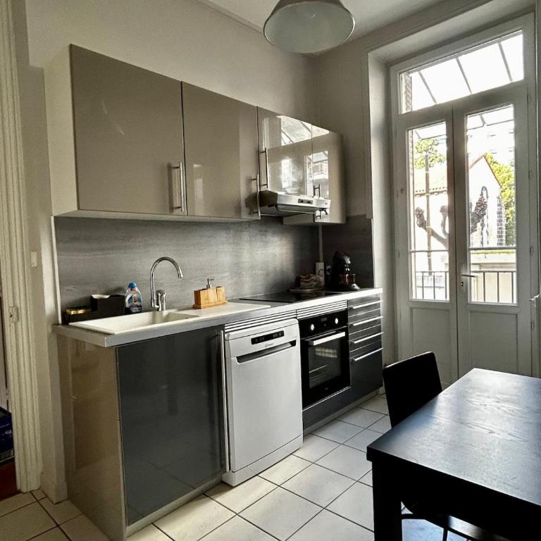 Appartement de charme en plein centre ville avec spacieux garage privé - Appartement 3 Chambres - 9