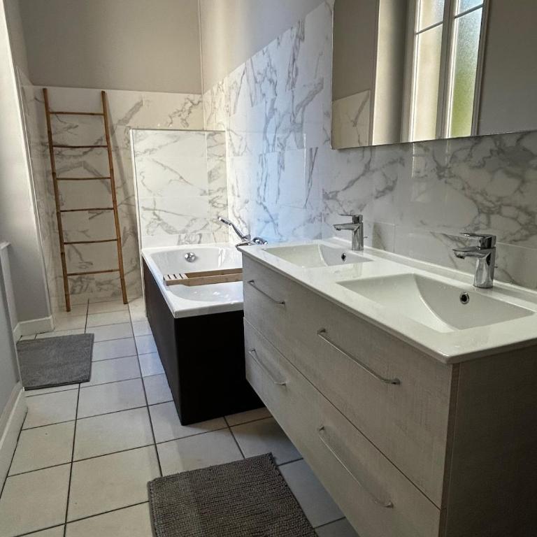 Appartement de charme en plein centre ville avec spacieux garage privé - Appartement 3 Chambres - 13