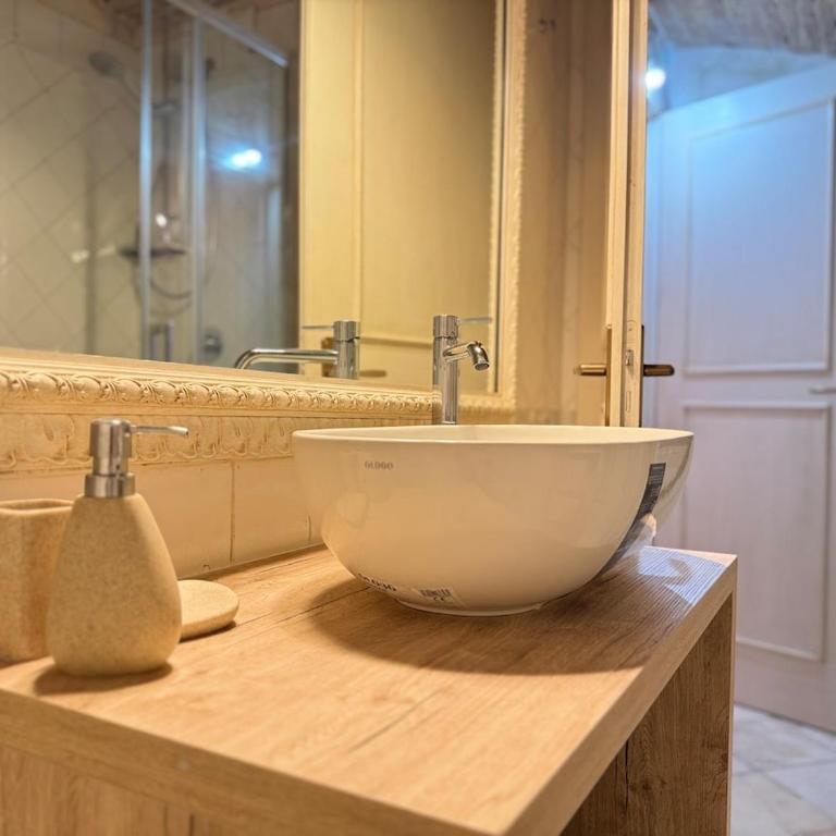 Charming Studio with Brick Vaulted Ceilings - Appartamento con 1 Camera da Letto - 5