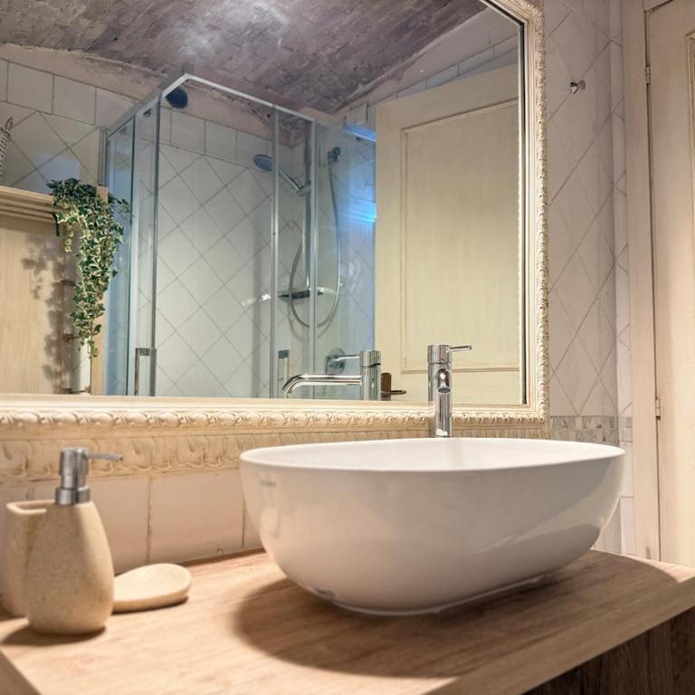 Charming Studio with Brick Vaulted Ceilings - Appartamento con 1 Camera da Letto - 16