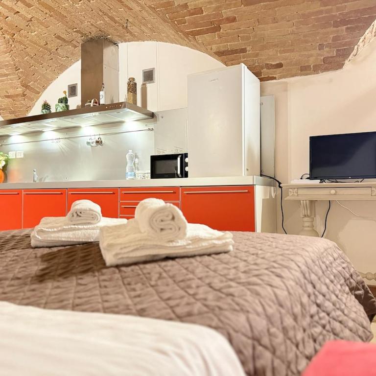 Charming Studio with Brick Vaulted Ceilings - Appartamento con 1 Camera da Letto - 25