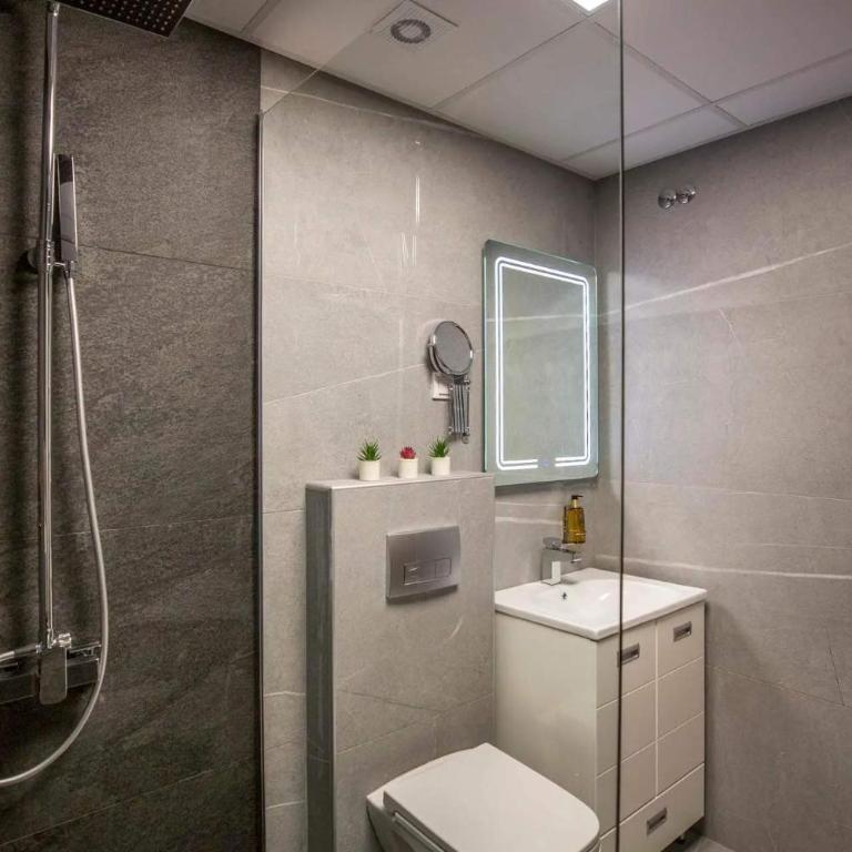 VS Exclusive Luxury Delux Studio with King Bed and Parking - One-Bedroom Apartment - 9