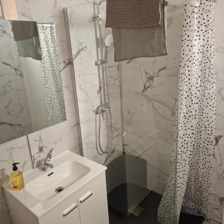 Isabel Guest House - Double Room with Private Bathroom - 30