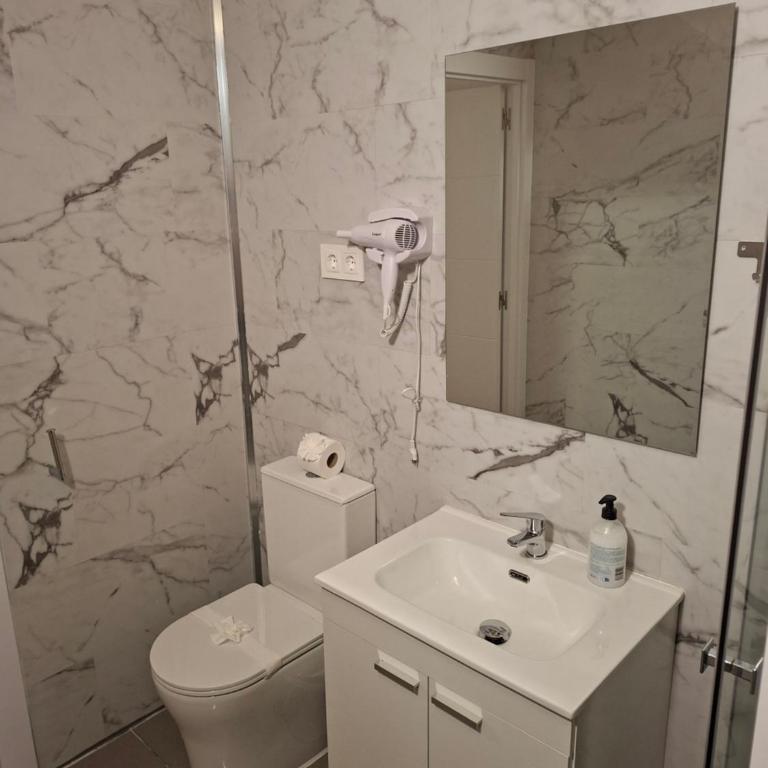 Isabel Guest House - Double Room with Private Bathroom - 31