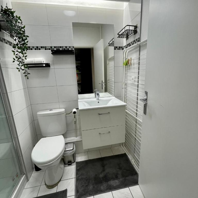 4 personnes, Parking gratuit, Proche centre ville - One-Bedroom Apartment - 13