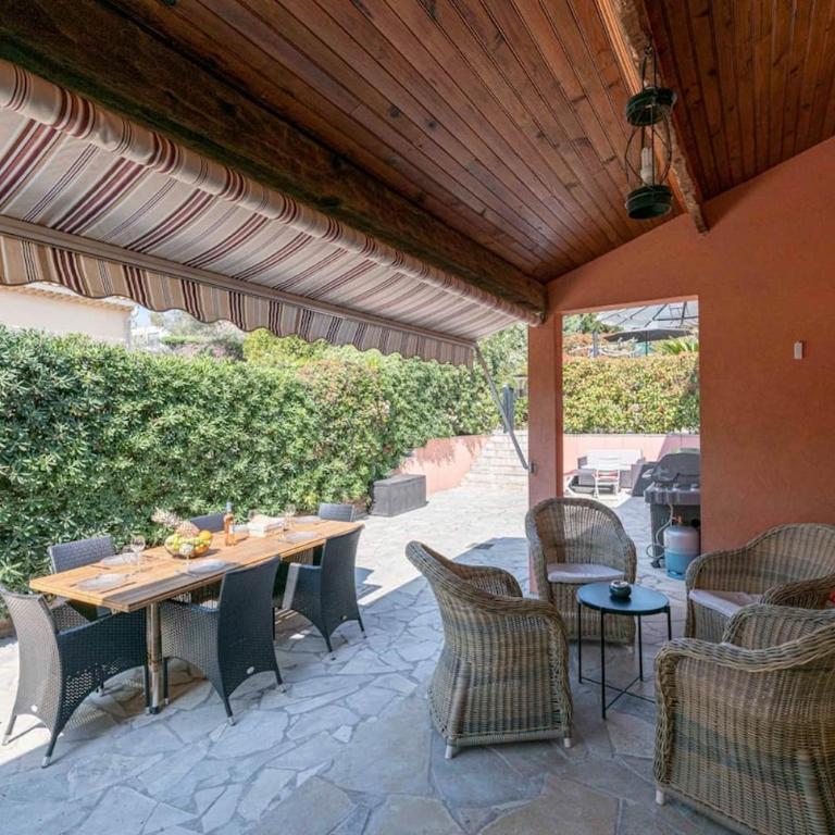 Villa with Pool and barbecue in the city center - Villa - 3
