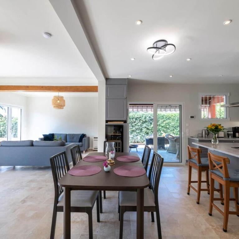 Villa with Pool and barbecue in the city center - Villa - 24