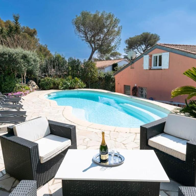 Villa with Pool and barbecue in the city center - Villa - 28