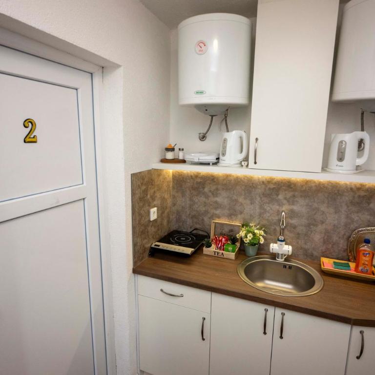 Bosanska Avlija Authentic Sarajevo Stay with Garden - Dvokrevetna Soba sa Bračnim Krevetom - 17