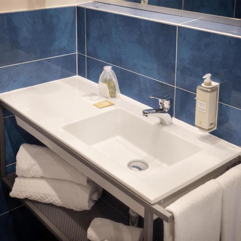 Best Western City Hotel - Classic Queen Room with Single Bed - 8