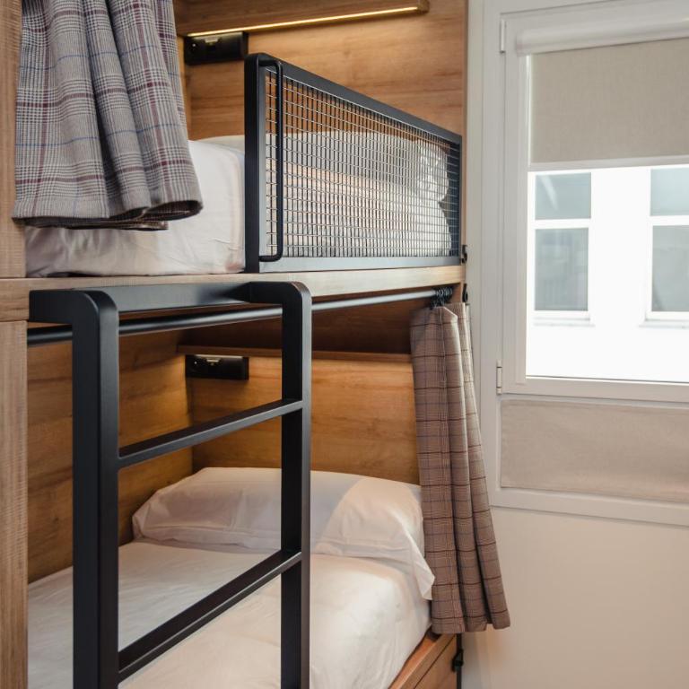 LATROUPE La Granja - 6-Bed Female Dormitory Room - 3