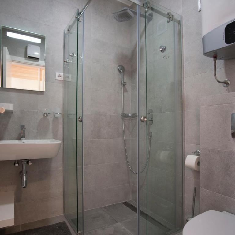 JLK MODERN SUITES Budva - Deluks Apartman sa 1 Spavaćom Sobom i Pogledom na Grad - 3