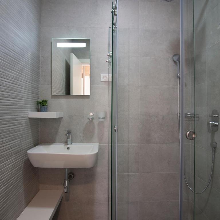 JLK MODERN SUITES Budva - Deluks Apartman sa 1 Spavaćom Sobom i Pogledom na Grad - 5