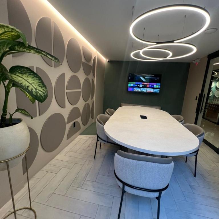 Modern sky suite strategic location Jump-In - One-Bedroom Apartment - 38