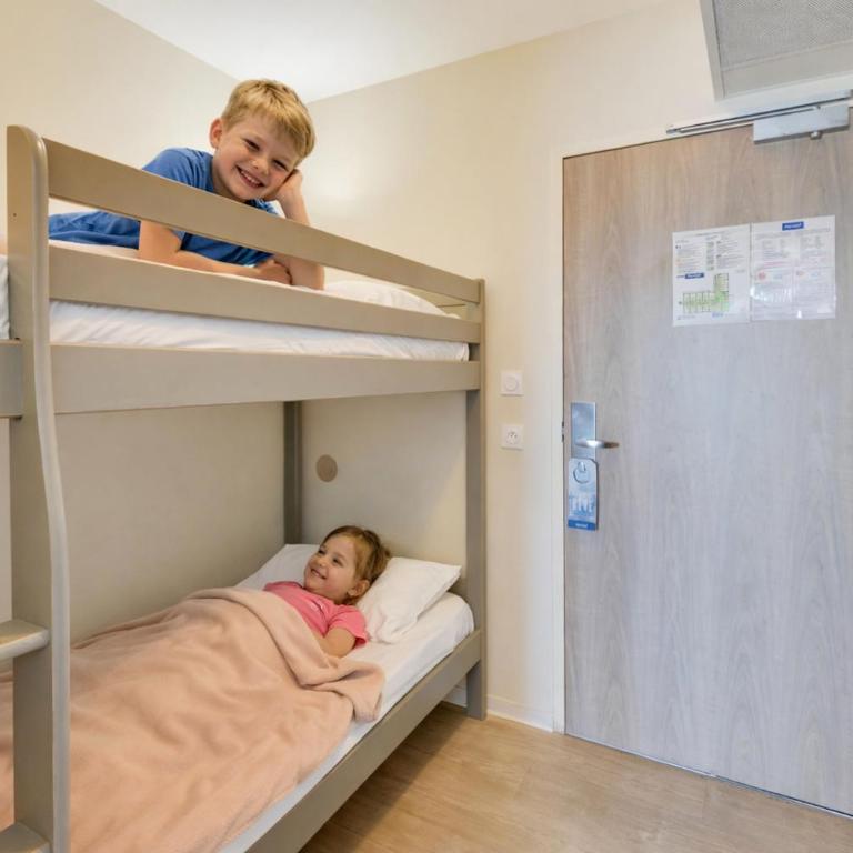 Kyriad Perpignan Sud - Two Standard Room with One Double Bed and Two Single Beds - 5