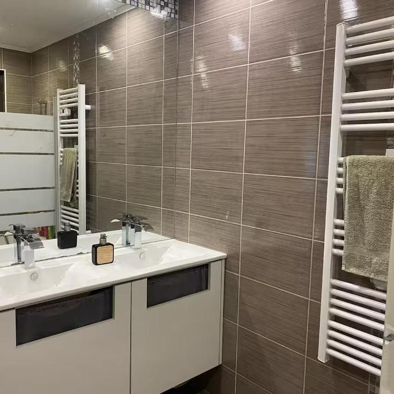 Duplex appartement,6pers, piscine, mer avec plage à 5mn ,Theoule sur Mer -Cannes - Appartement 3 Chambres - 3