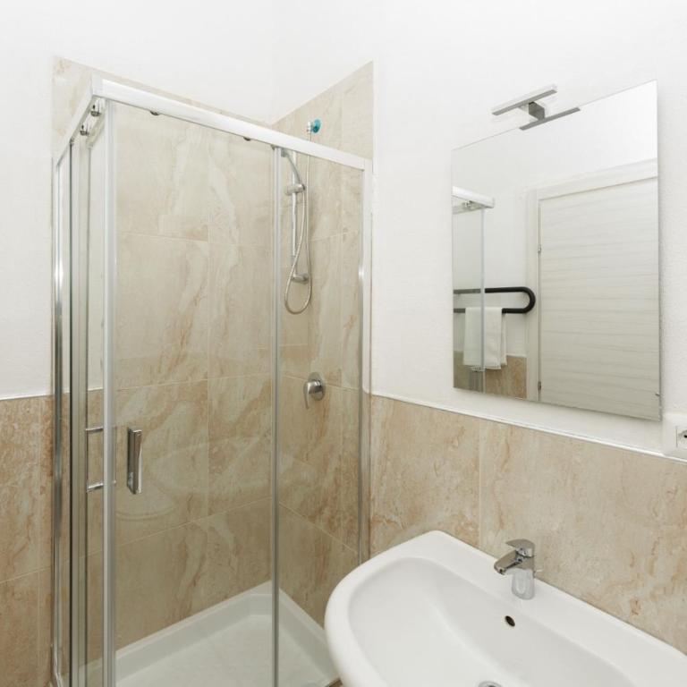 Guest House Partenope - Camera Familiare con Bagno Privato - 3