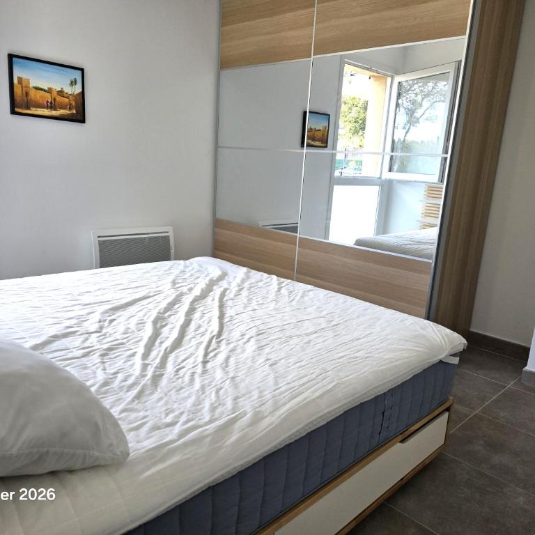 Spacieux appartement dans résidence avec piscine - Two-Bedroom Apartment - 24