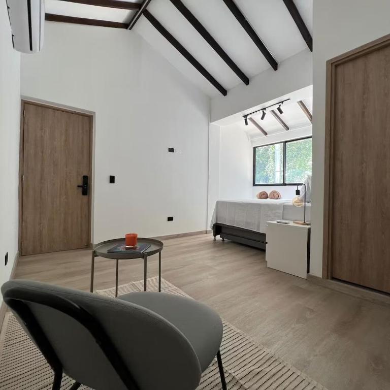 Stylish 5-BR Apartment in Medellín's Trendiest Spot, Walk Everywhere! - Habitación Doble - 2