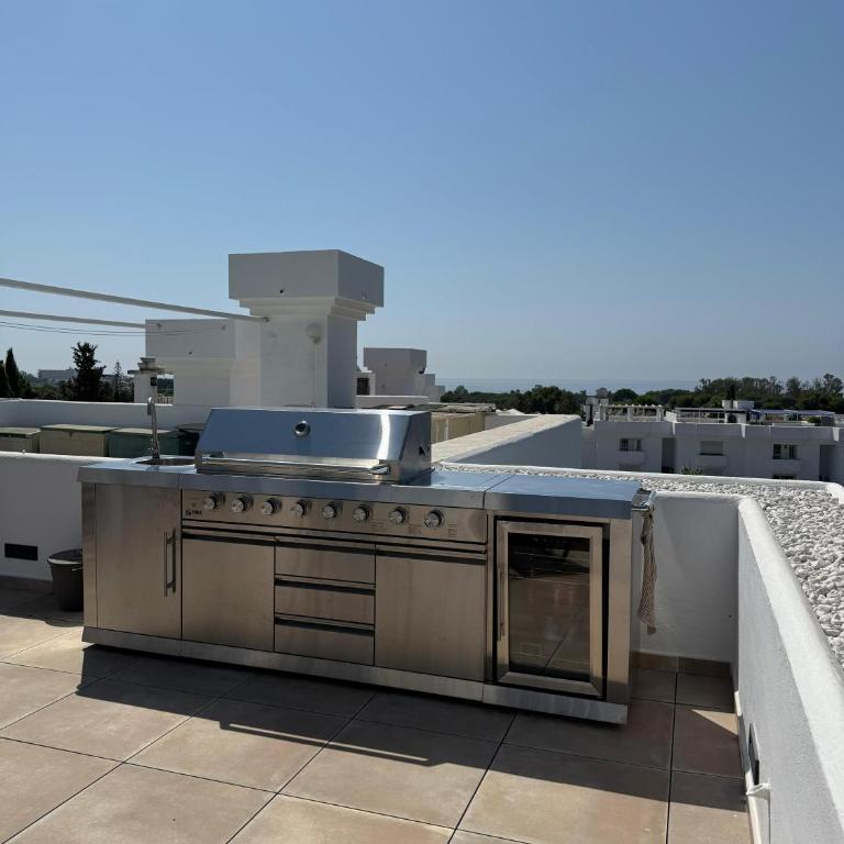 West-Facing Penthouse Roof Terrace Overlooking Pool Walk to Tennis and Golf - Apartamento de 2 dormitorios - 10