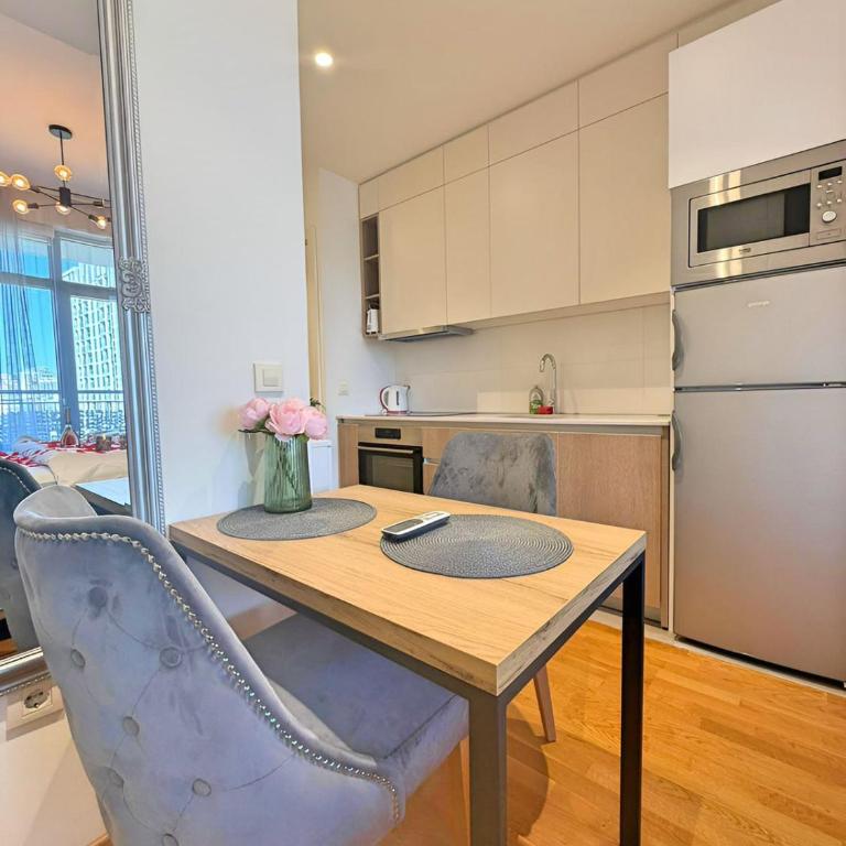 BW - Pink Suites - Deluxe King Studio - 5