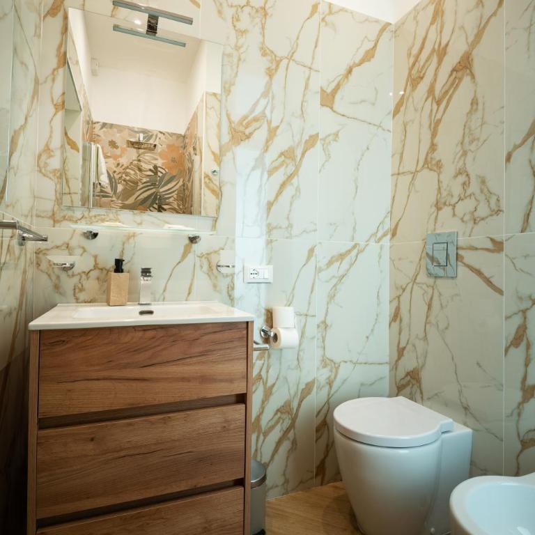 Binario Centrale Guest House - Camera Matrimoniale con Bagno Privato - 11