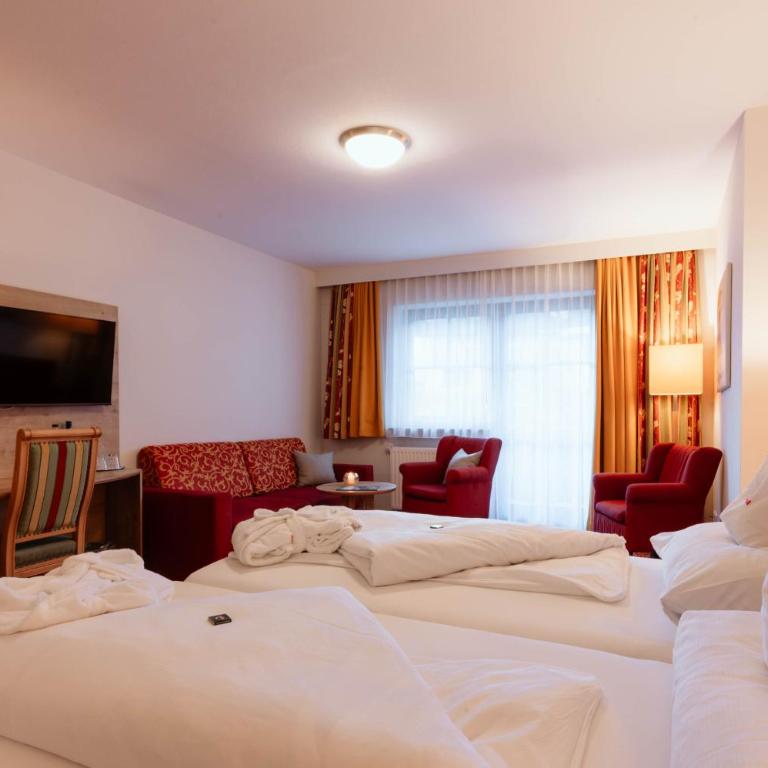 Hotel Neuhäusl - herzlich familiär - Vierbettzimmer mit Balkon - 7