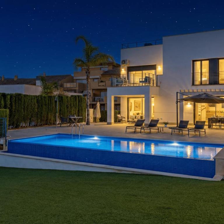 VACATION MARBELLA I Villa De La Resina, Infinity Pool, 24-7 Security, Rooftop Solarium, BBQ, Golf Community, Africa Views - Villa - 1