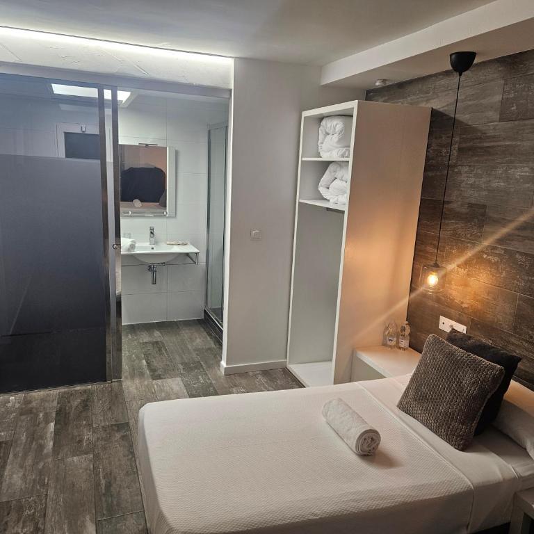 Alojamientos Santa Pola - Habitación Doble con 2 camas individuales y 1 cama supletoria opcional - 2