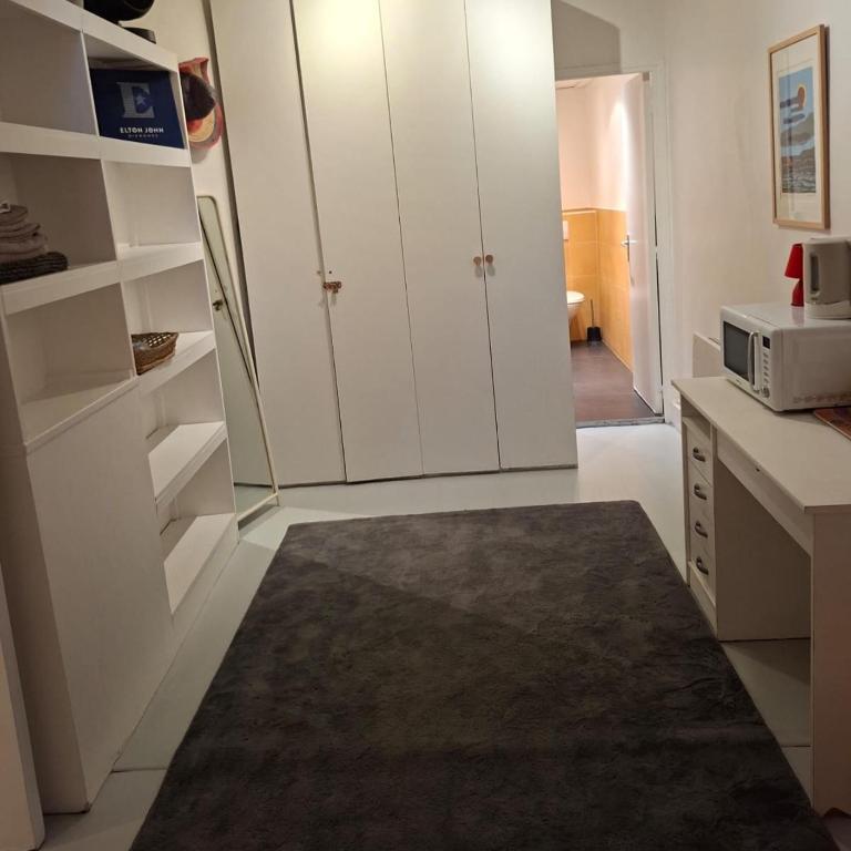 Private Guest Room and Bath Steps from Notre Dame - Chambre Double avec Salle de Bains Privative - 2