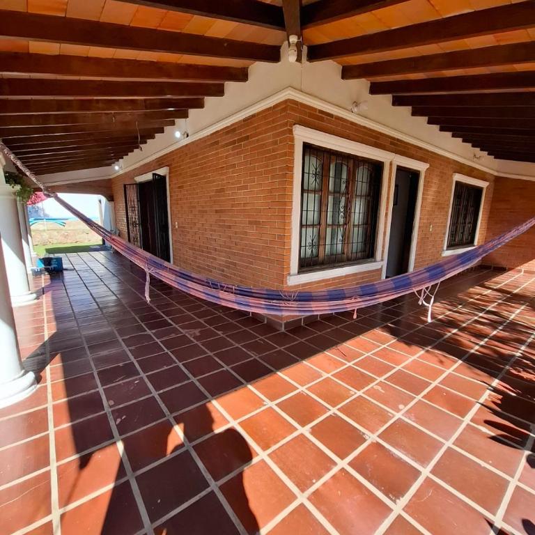 Casa familiar estilo colonial a metros del lago - Two-Bedroom House - 11