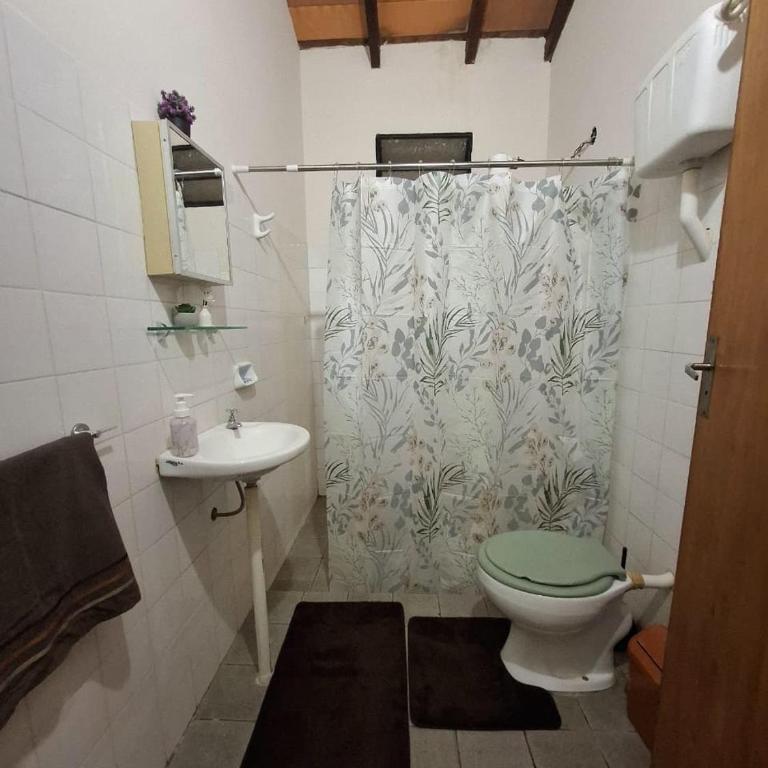 Casa familiar estilo colonial a metros del lago - Two-Bedroom House - 26