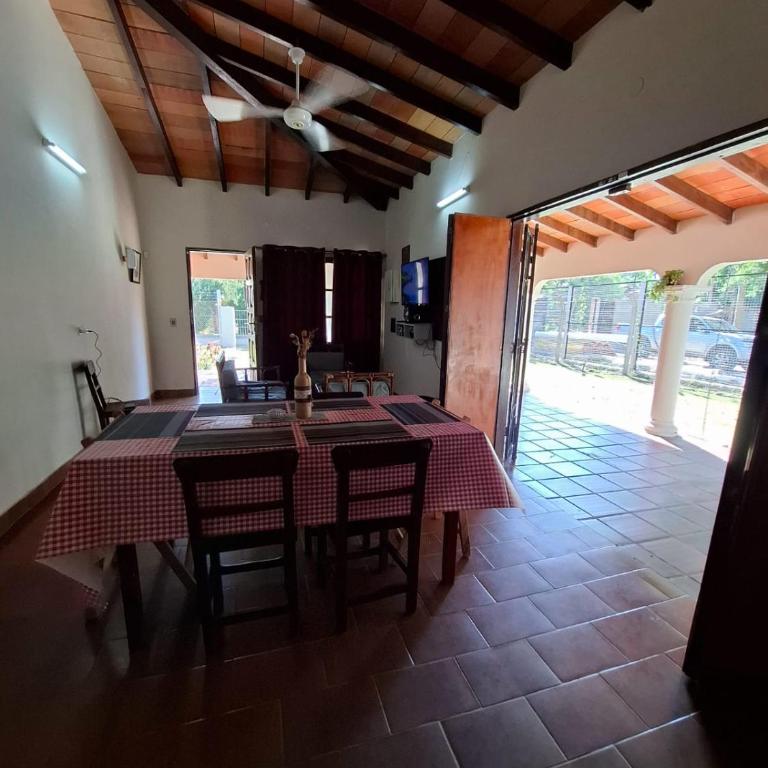 Casa familiar estilo colonial a metros del lago - Two-Bedroom House - 28
