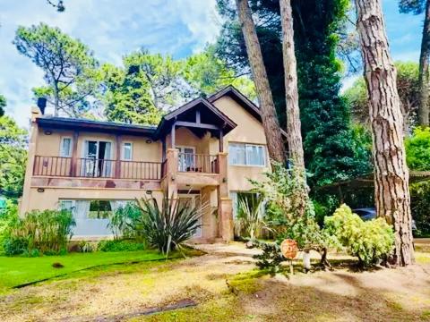 Casa con pileta en el Bosque de Cariló - Ideal Familias - Casa de 3 dormitorios - 1
