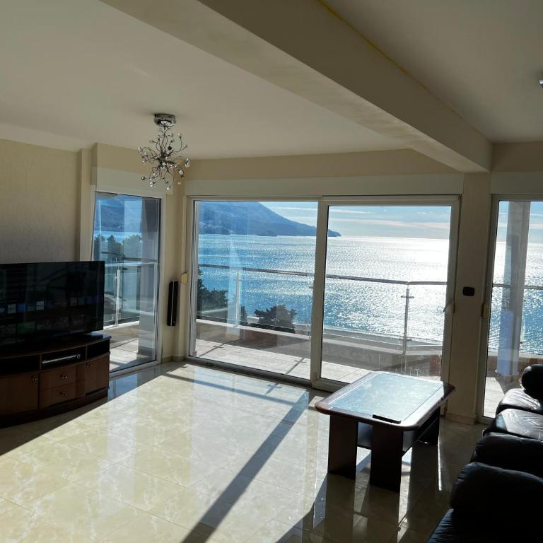 Penthouse Bečići Apartament - Three-Bedroom Apartment - 1