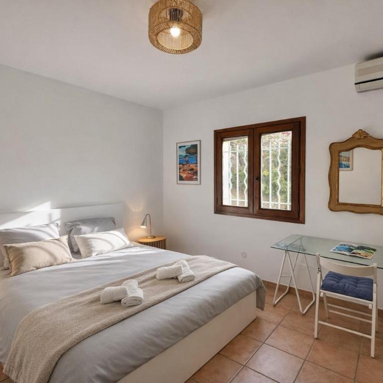 Villa Le Sud - Piscine - Vue dégagée et aperçu mer - Villa - 10