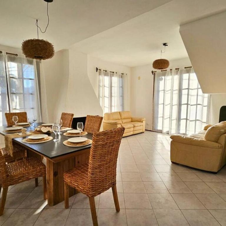 Casa a 1 cuadra de Playa Mansa Piscina y BBQ - Three-Bedroom House - 5