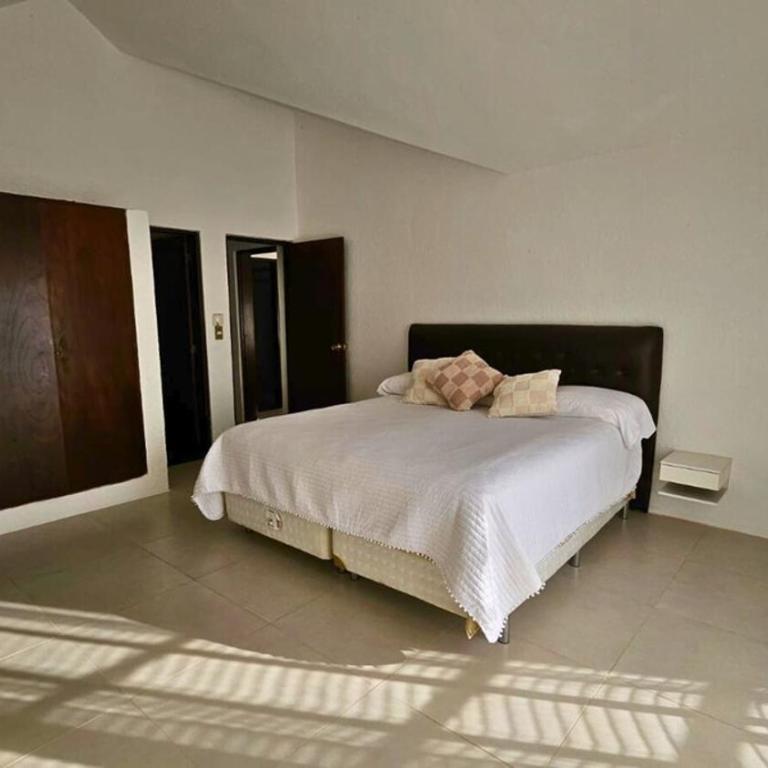 Casa a 1 cuadra de Playa Mansa Piscina y BBQ - Three-Bedroom House - 8