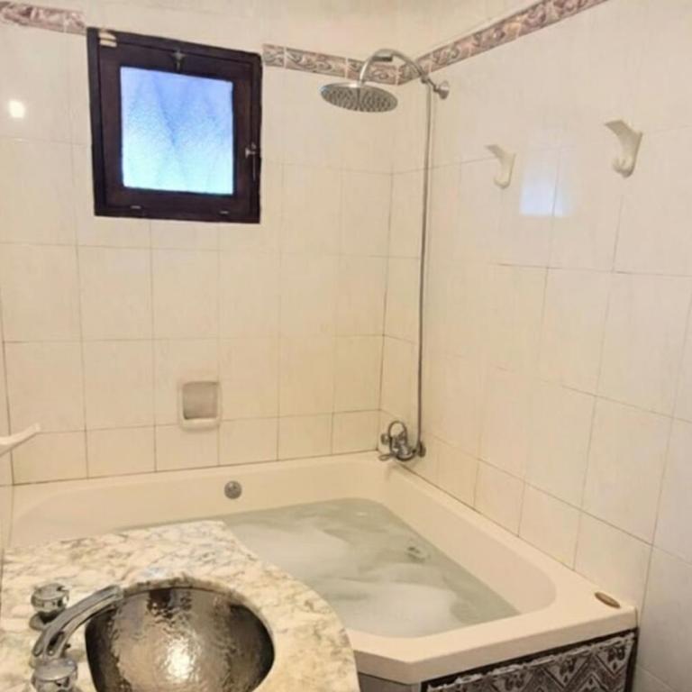 Casa a 1 cuadra de Playa Mansa Piscina y BBQ - Three-Bedroom House - 9