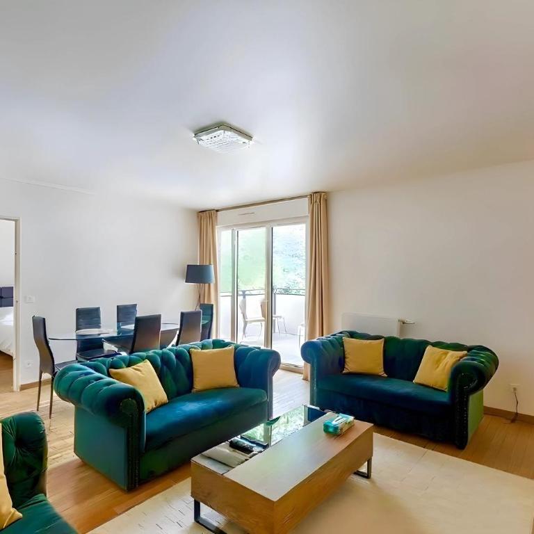 Eiffel Tower - Spacious 4BR - Sleeps 8 - Appartement 4 Chambres avec Balcon - 4