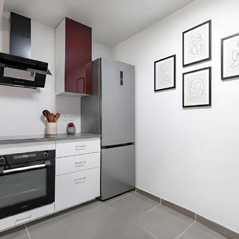 Eiffel Tower - Spacious 4BR - Sleeps 8 - Appartement 4 Chambres avec Balcon - 8