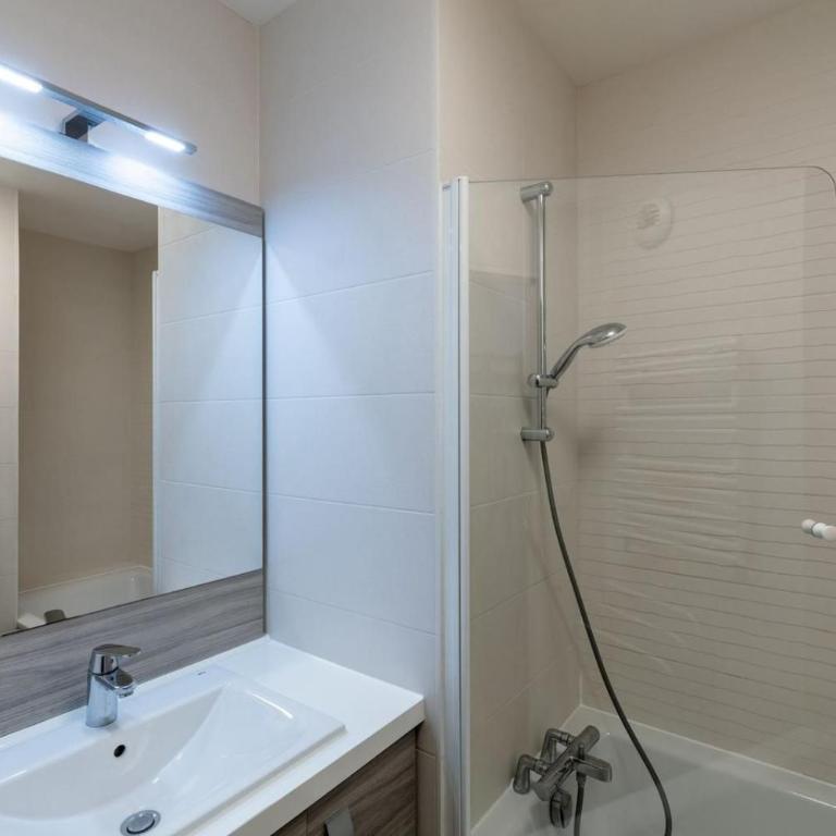 Eiffel Tower - Spacious 4BR - Sleeps 8 - Appartement 4 Chambres avec Balcon - 24